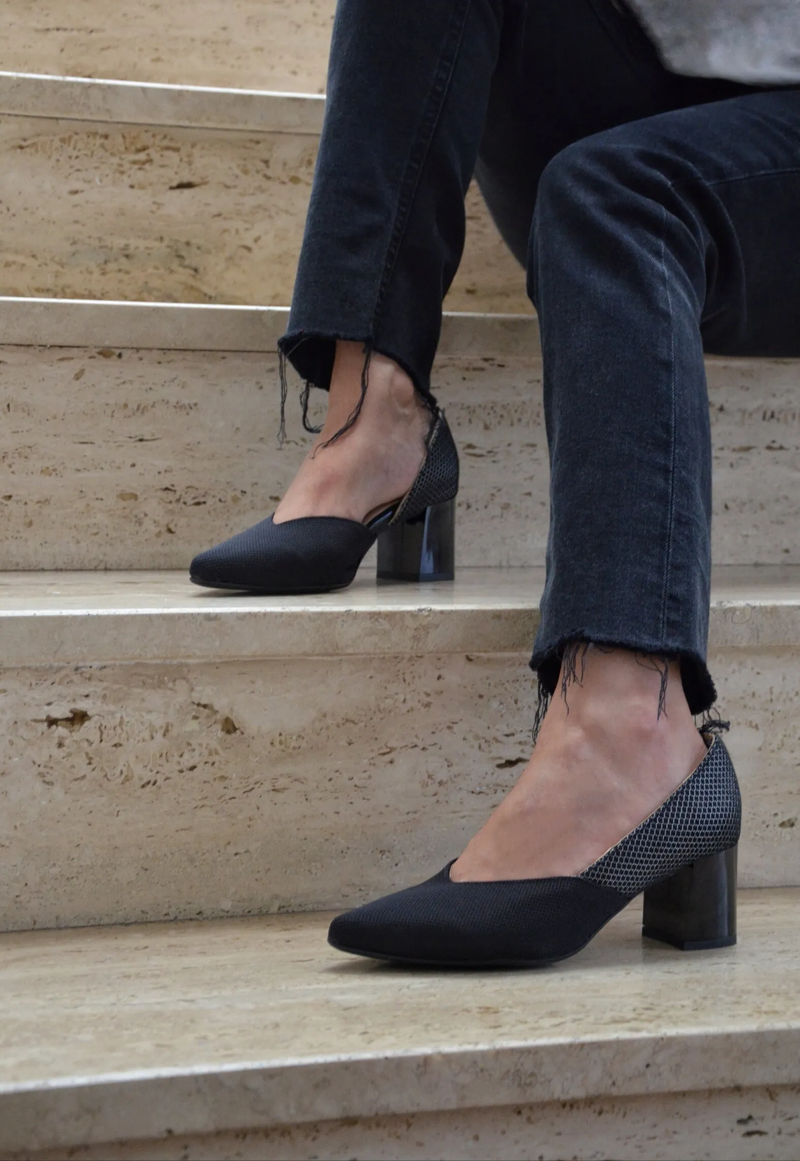 #9 BLACK & BLACK BLOCK HEELS