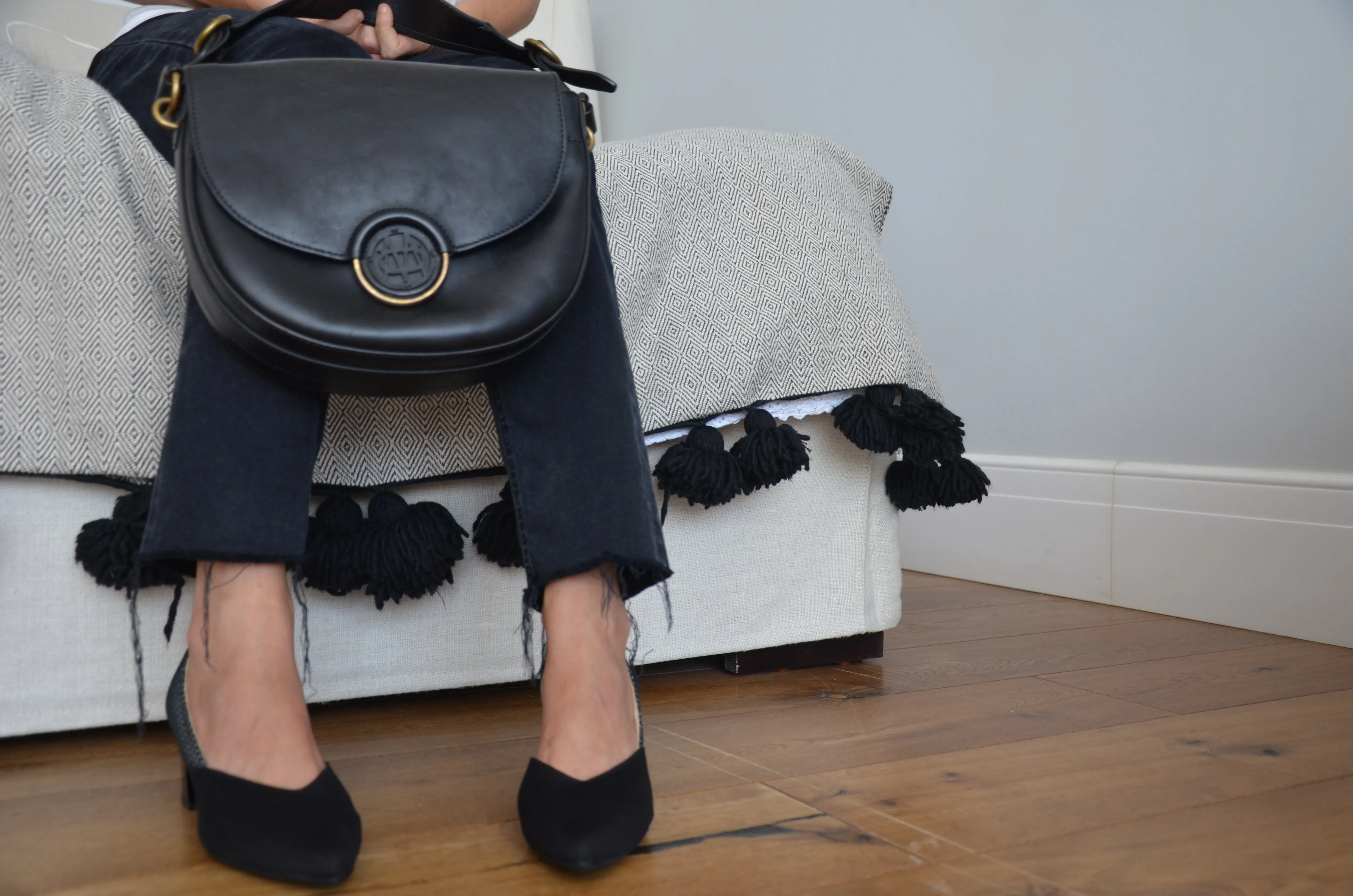#9 BLACK & BLACK BLOCK HEELS