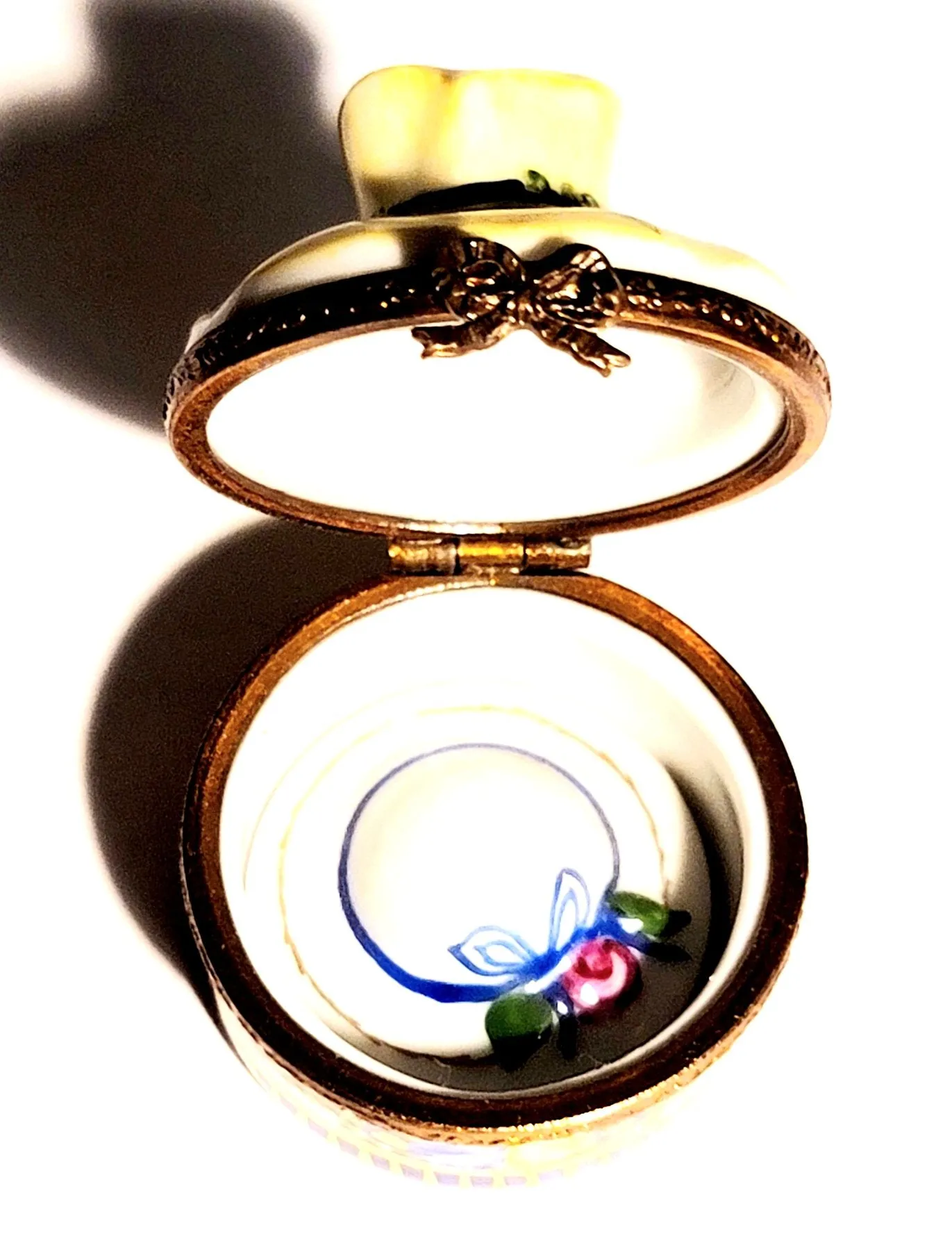 Bonnet Ribbon Hat Box w Flowers