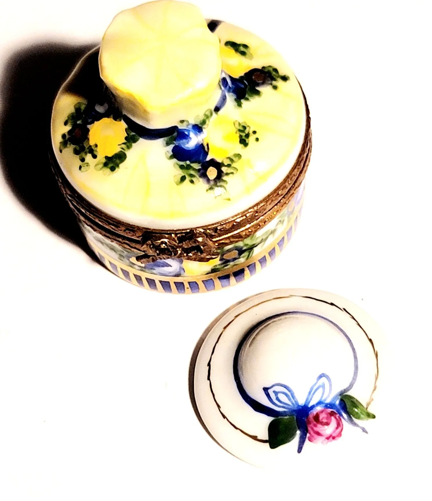 Bonnet Ribbon Hat Box w Flowers