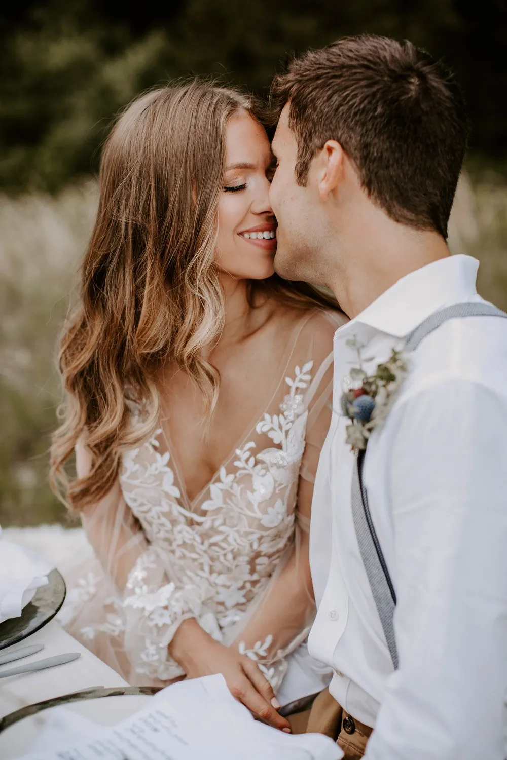 Exquisite Lace Appliques Long Sleeve Wedding Dress Sexy V-neck Rustic Wedding Dresses PIN0713
