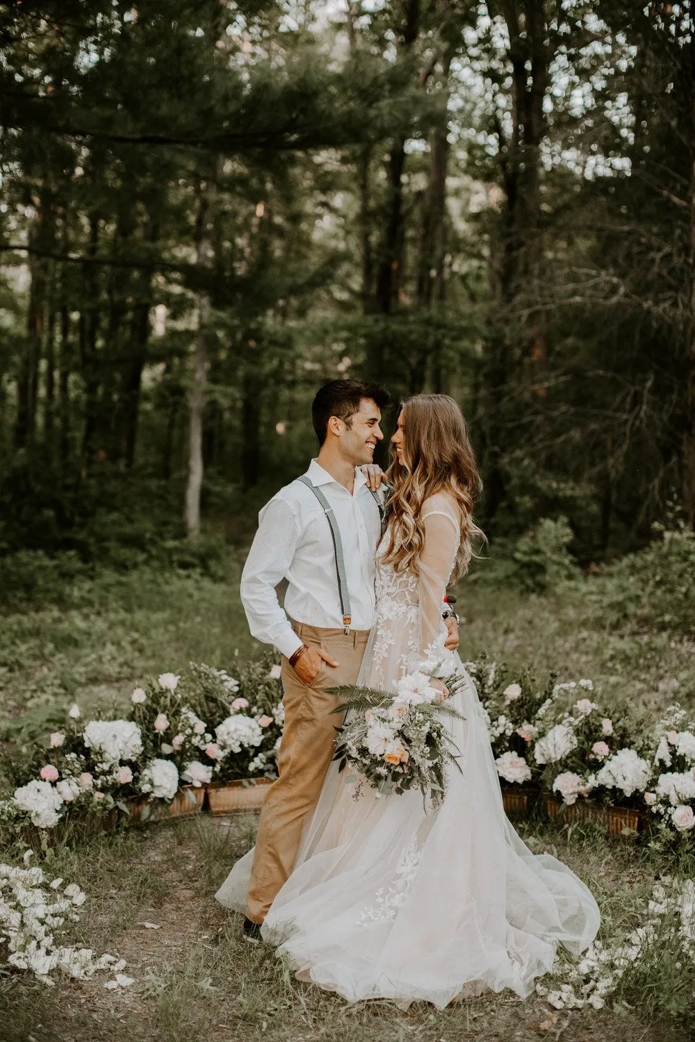 Exquisite Lace Appliques Long Sleeve Wedding Dress Sexy V-neck Rustic Wedding Dresses PIN0713