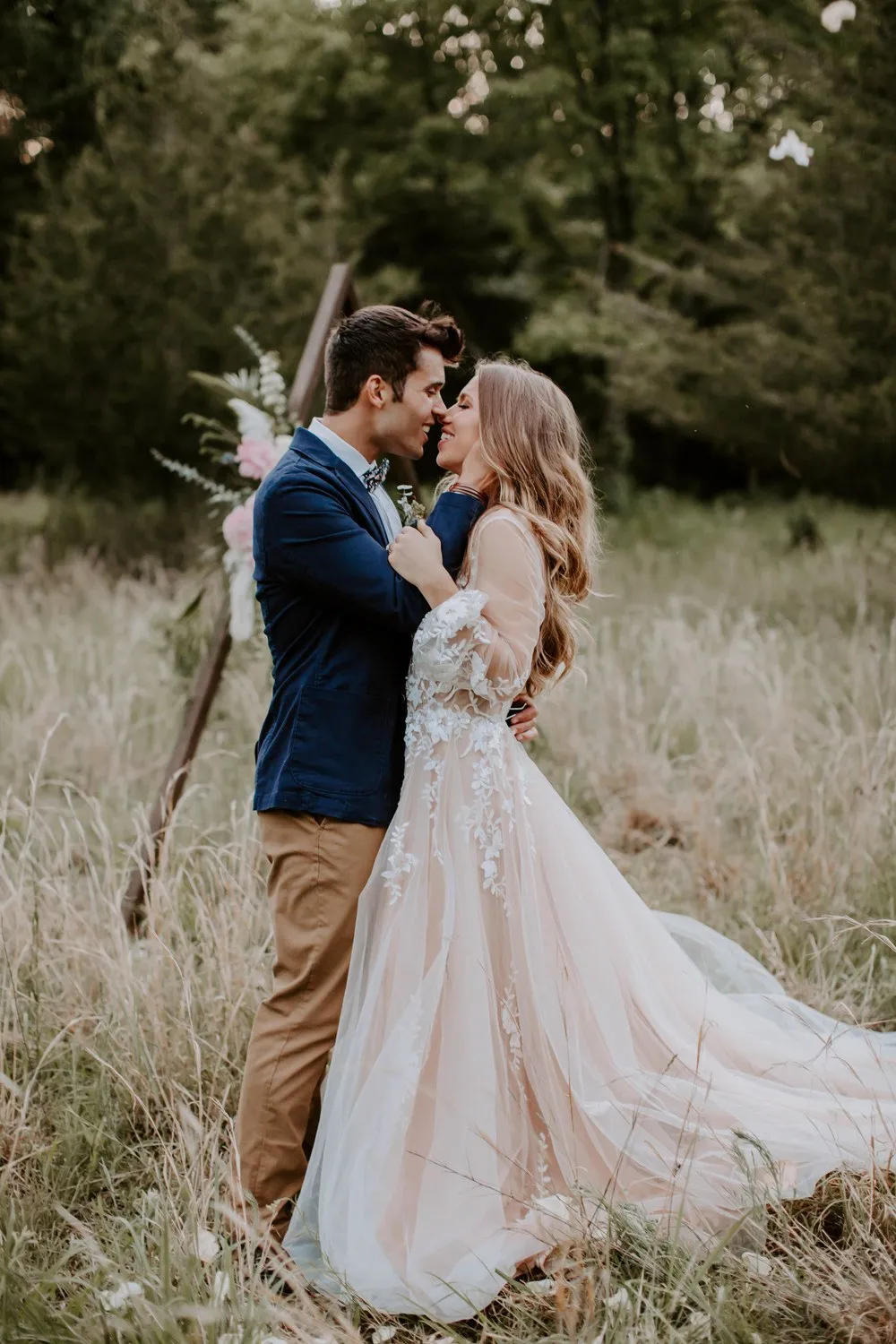 Exquisite Lace Appliques Long Sleeve Wedding Dress Sexy V-neck Rustic Wedding Dresses PIN0713
