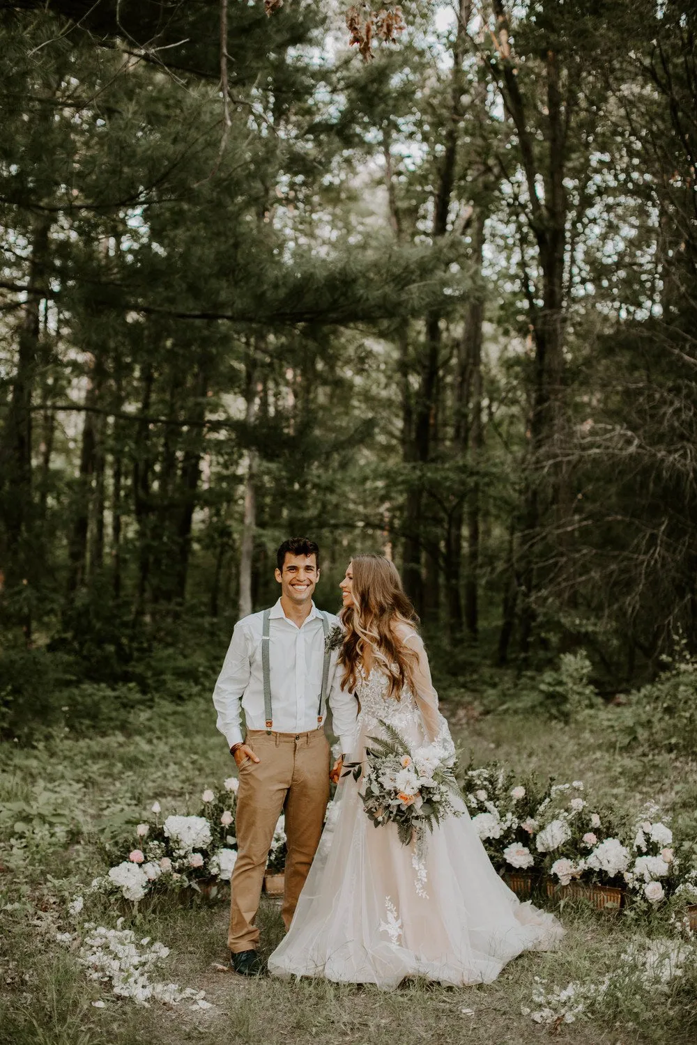 Exquisite Lace Appliques Long Sleeve Wedding Dress Sexy V-neck Rustic Wedding Dresses PIN0713