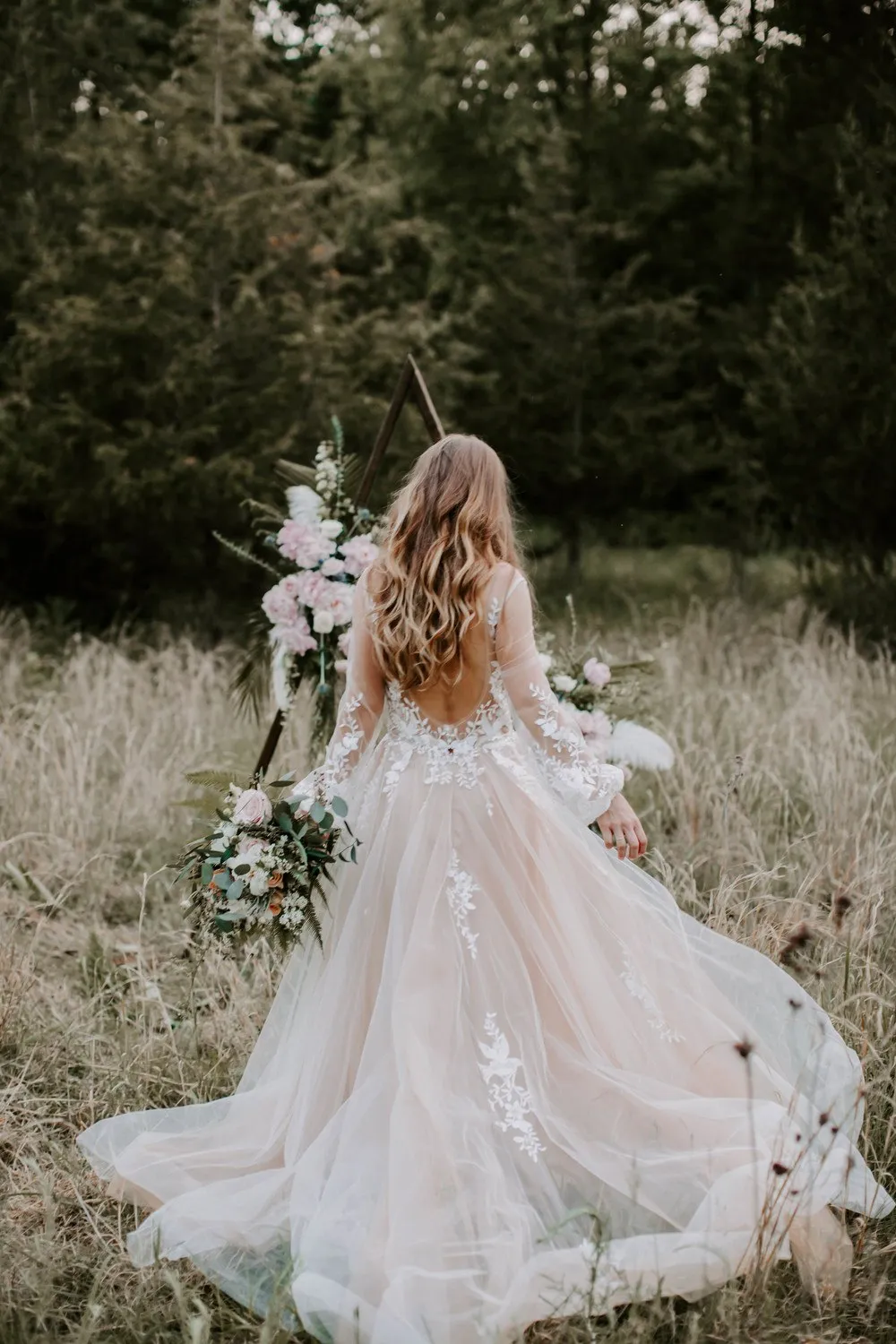 Exquisite Lace Appliques Long Sleeve Wedding Dress Sexy V-neck Rustic Wedding Dresses PIN0713