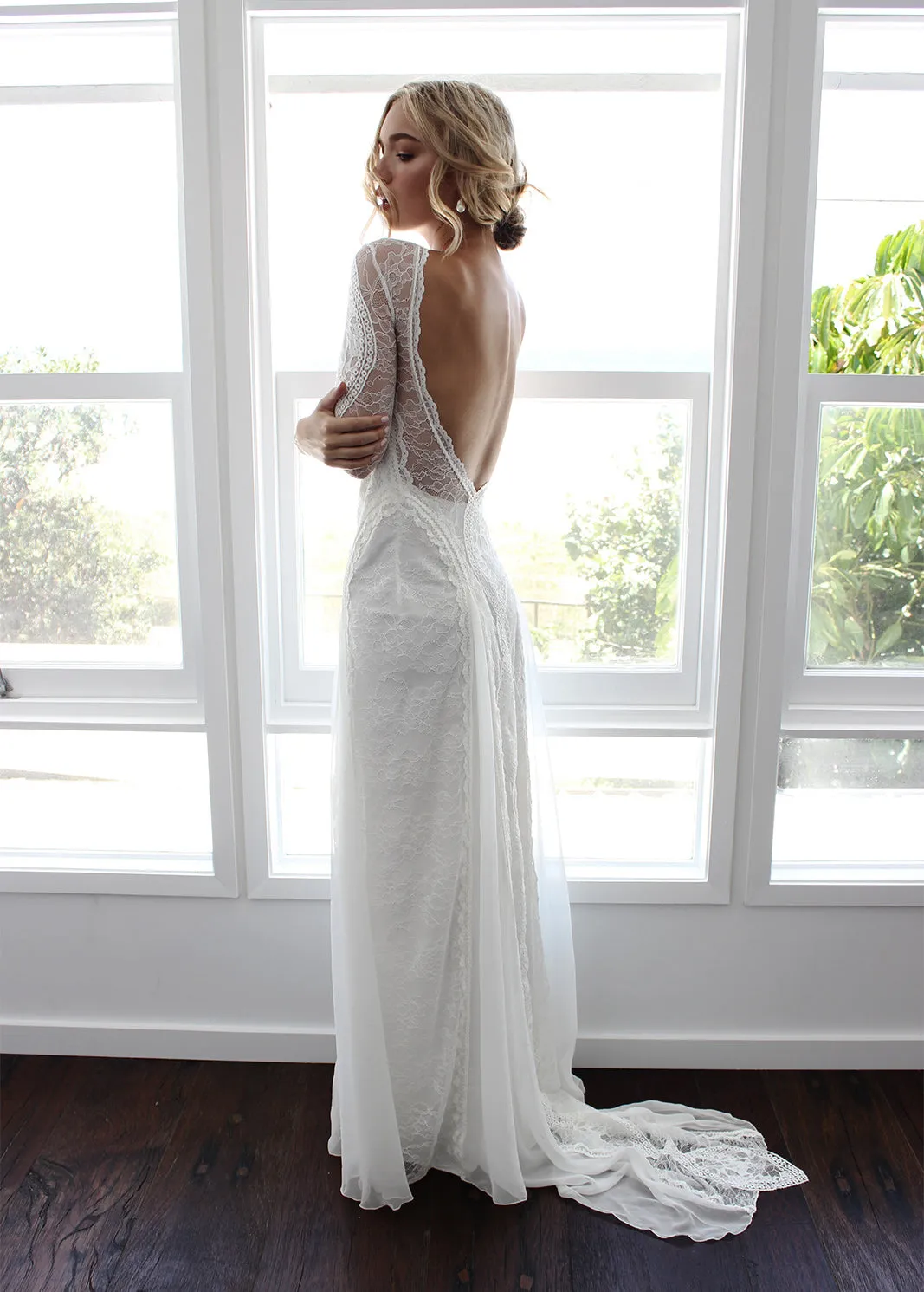 Exquisite Lace Long Sleeve Sexy Backless Rustic Wedding Dress Bridal Gown YRL115