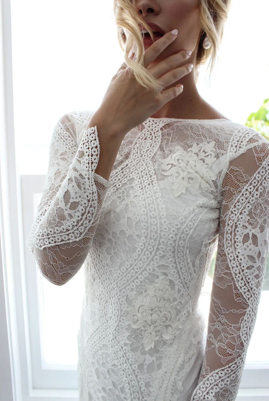 Exquisite Lace Long Sleeve Sexy Backless Rustic Wedding Dress Bridal Gown YRL115