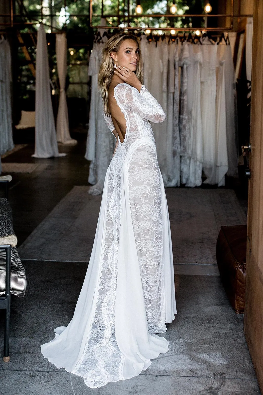 Exquisite Lace Long Sleeve Sexy Backless Rustic Wedding Dress Bridal Gown YRL115