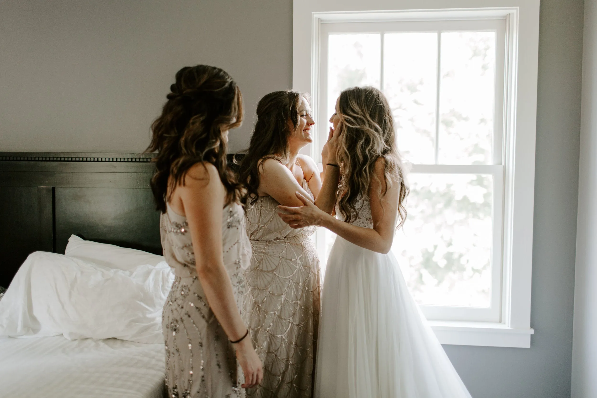 Exquisite Lace Wedding Dress Sexy V-Neck Modest Tulle Wedding Dress Gown CA2302