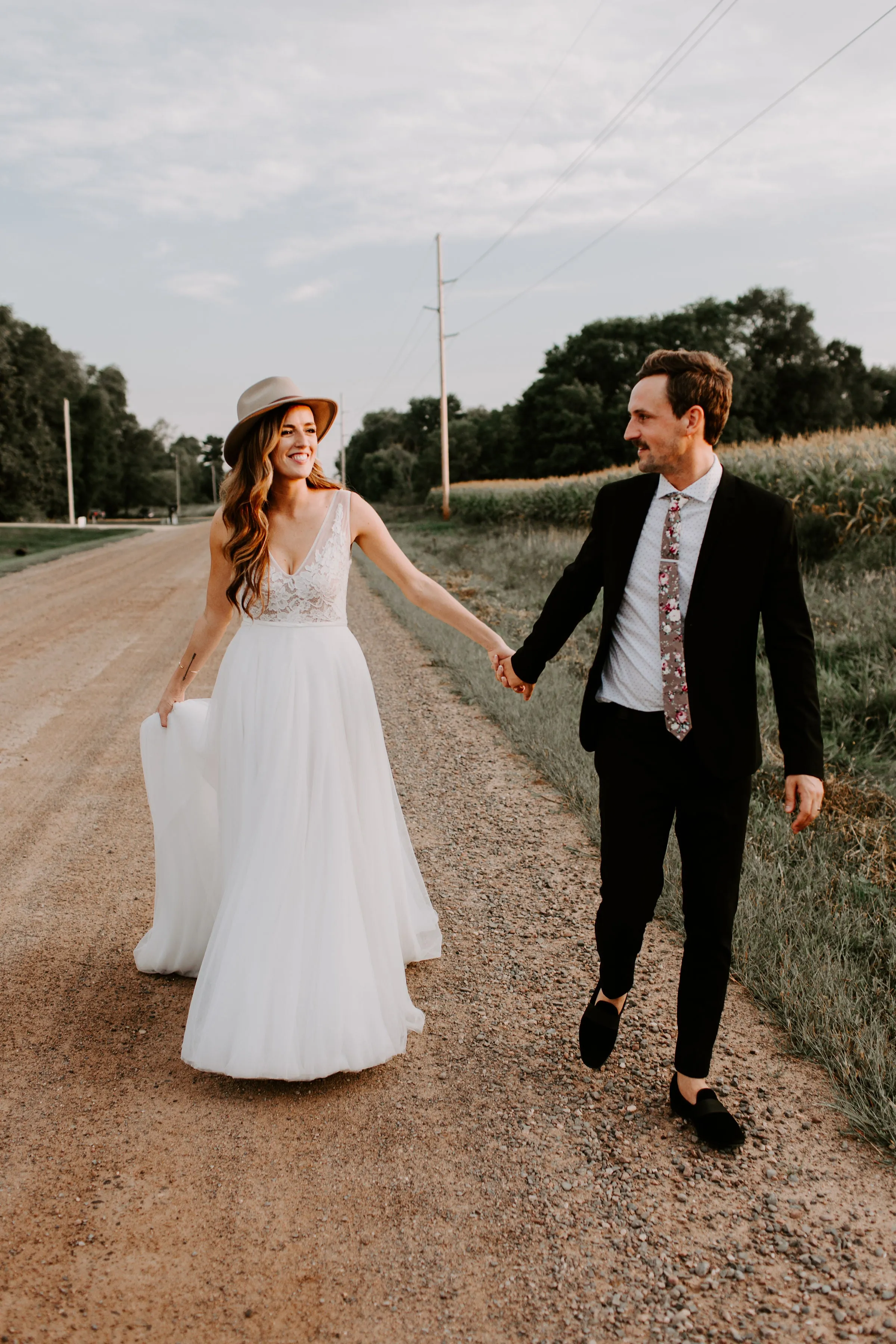 Exquisite Lace Wedding Dress Sexy V-Neck Modest Tulle Wedding Dress Gown CA2302