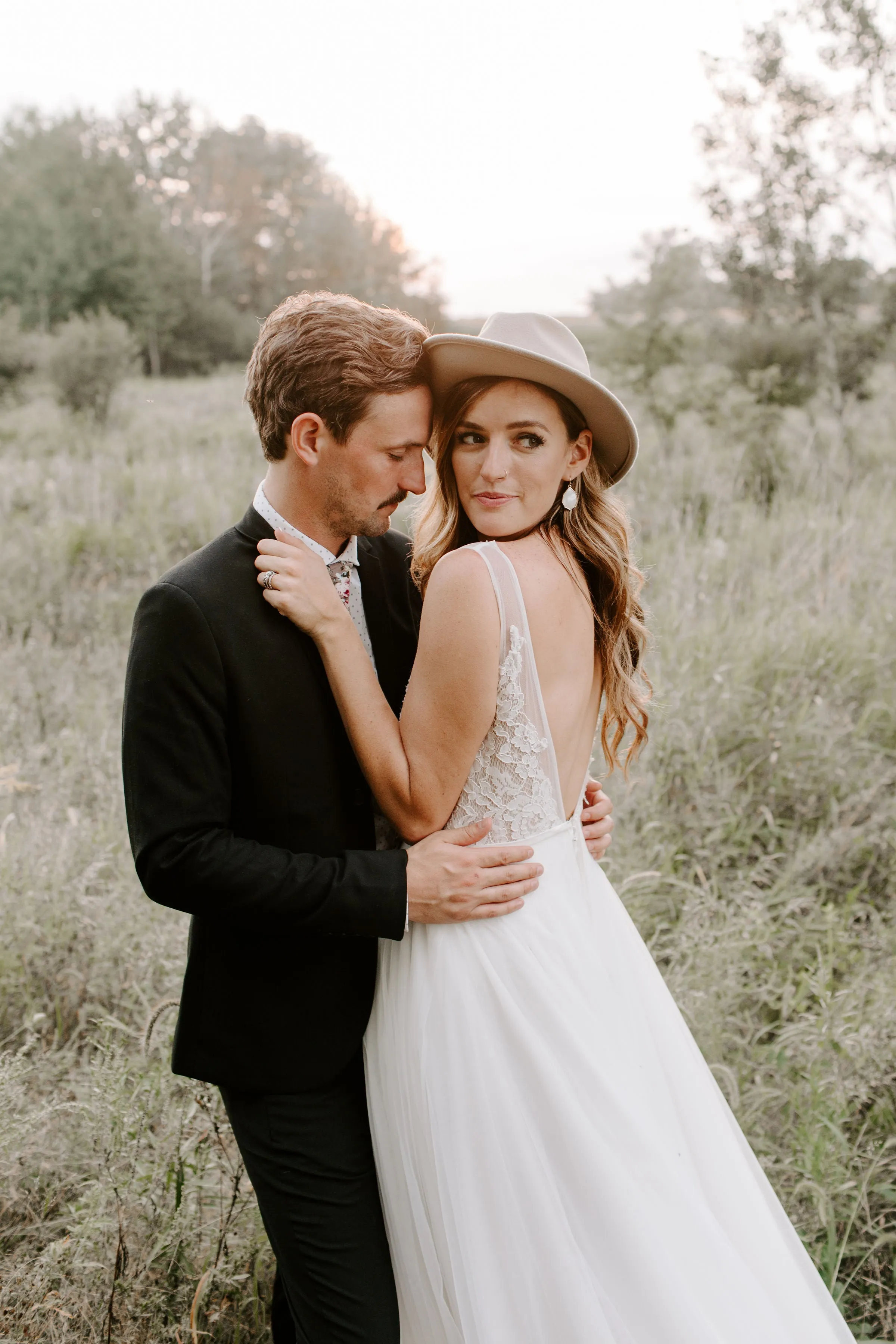 Exquisite Lace Wedding Dress Sexy V-Neck Modest Tulle Wedding Dress Gown CA2302