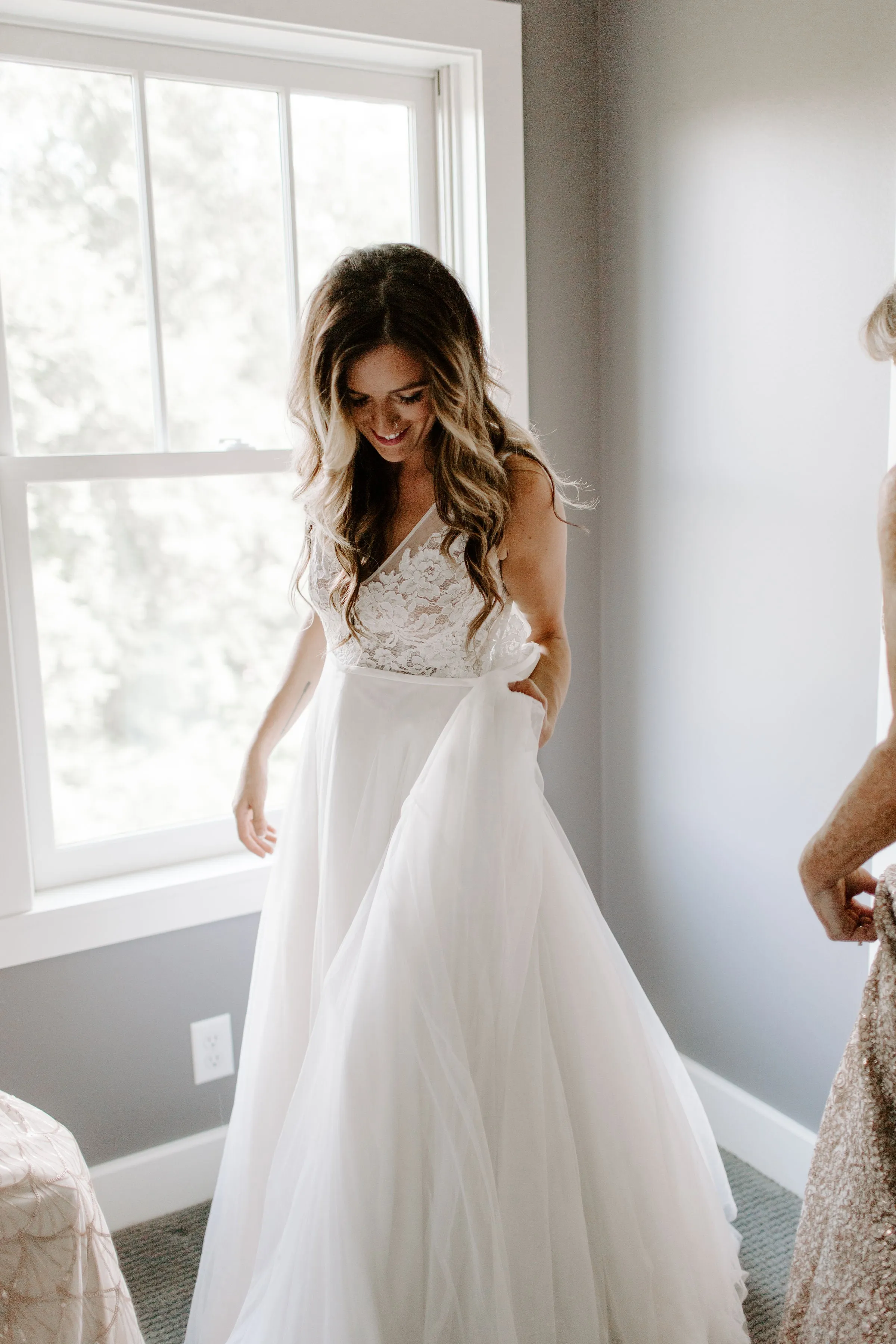 Exquisite Lace Wedding Dress Sexy V-Neck Modest Tulle Wedding Dress Gown CA2302