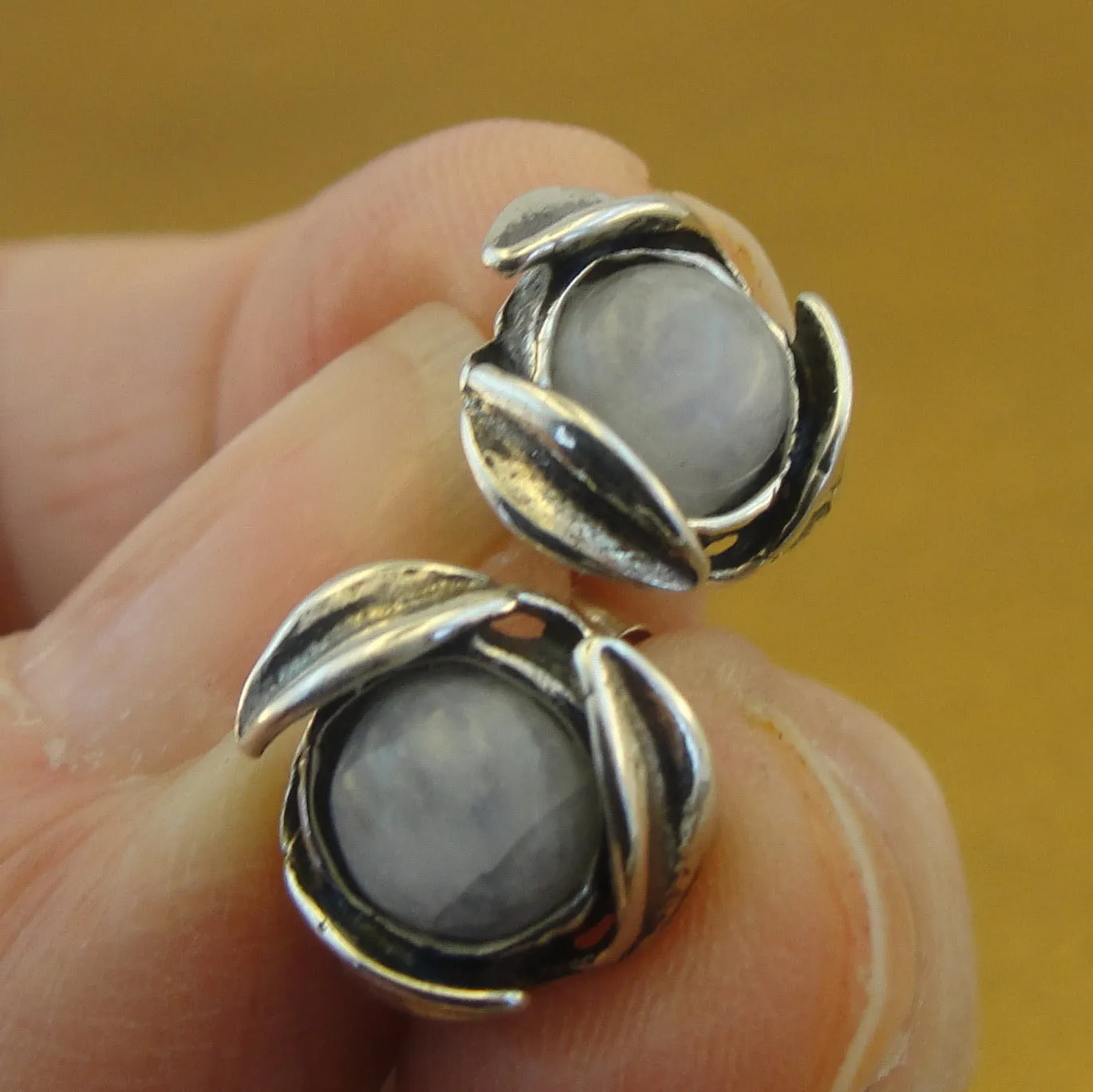 Hadar Designers Floral Handmade Sterling Silver Gray Agate Stud Earrings (gr)