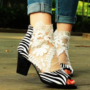 Lace Decorated Striped Coarse Heel Shoes